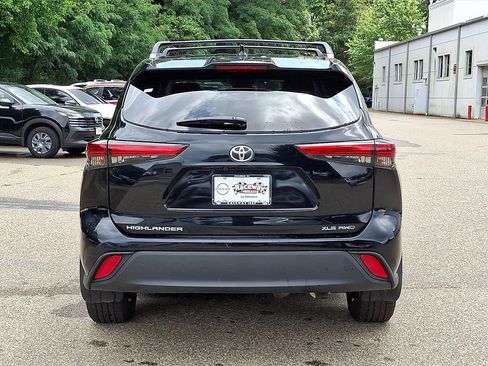 Used 2023 Toyota Highlander XLE AWD/4WD image 7