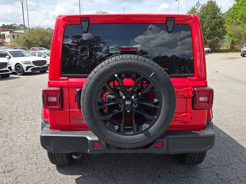 Used 2025 Jeep Wrangler Unlimited Sahara AWD/4WD image 11