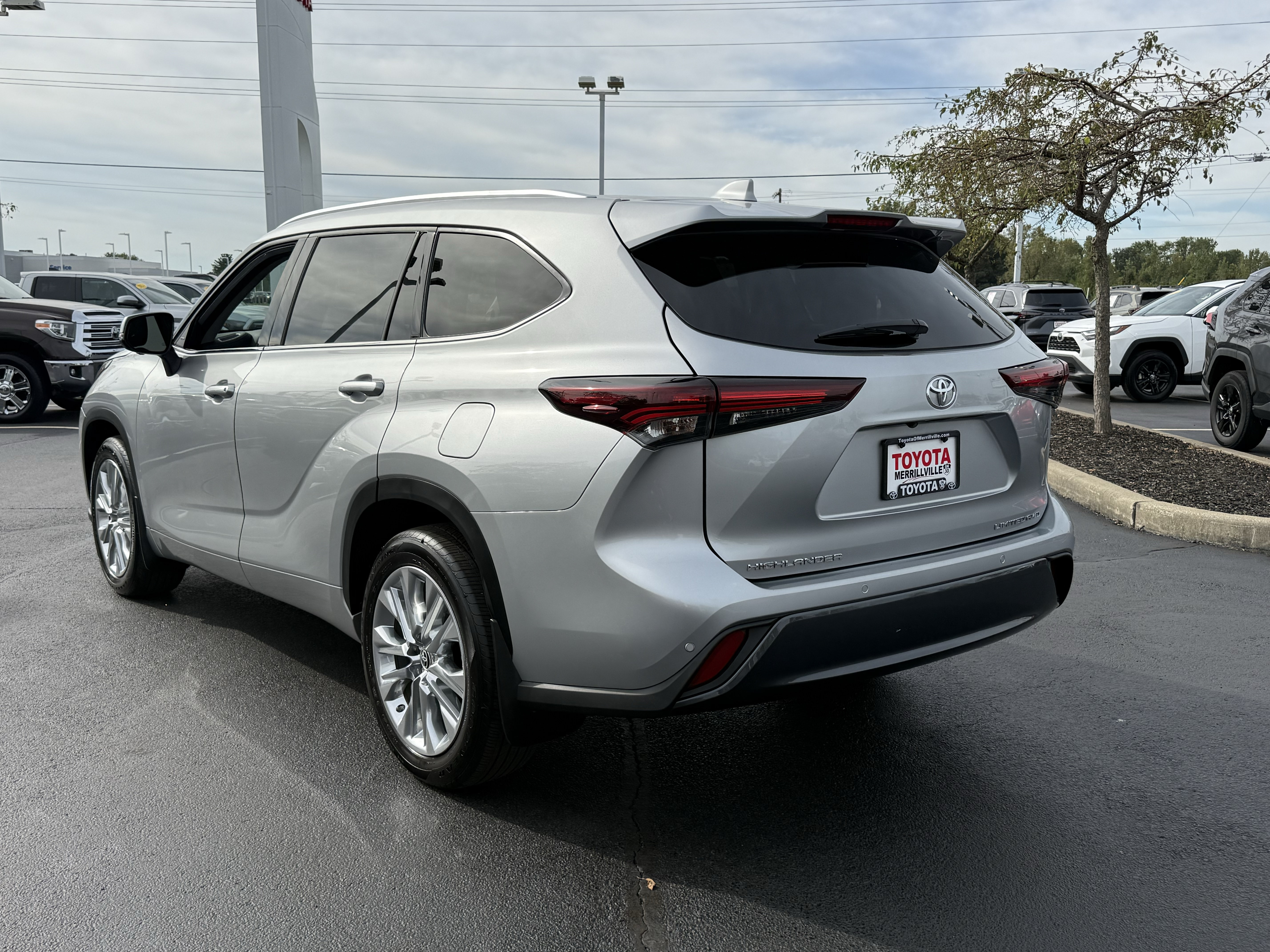 Used 2024 Toyota Highlander Limited AWD/4WD image 10