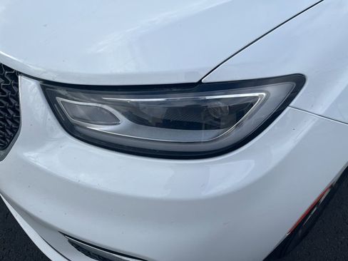 Used 2024 Chrysler Pacifica Touring-L image 13