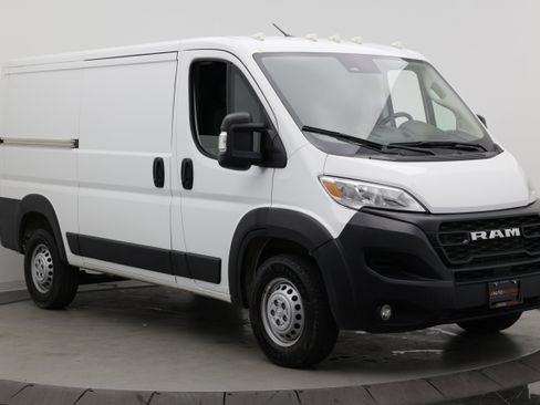 Used 2025 RAM ProMaster 2500 w/ Convenience Group FWD image 3