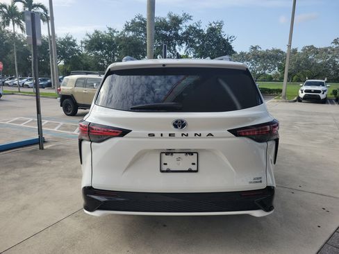 Used 2022 Toyota Sienna XSE FWD image 6