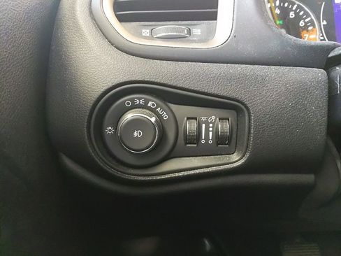 Used 2016 Jeep Renegade Latitude w/ Popular Equipment Group AWD/4WD image 25