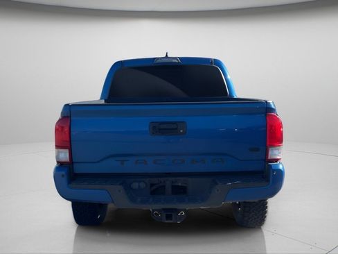 Used 2017 Toyota Tacoma TRD Off-Road AWD/4WD image 8