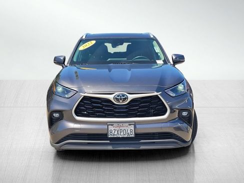 Used 2022 Toyota Highlander XLE AWD/4WD image 2