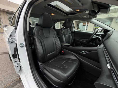 Used 2025 Hyundai Elantra Limited image 43