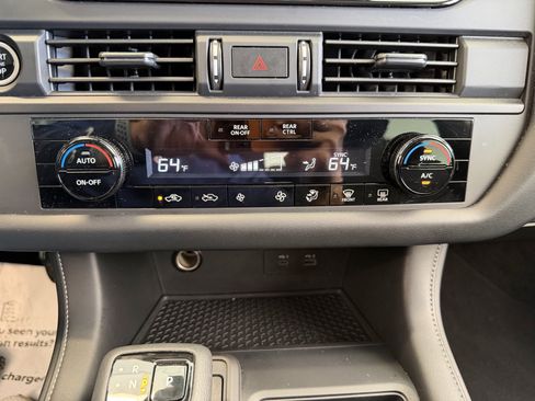 Used 2024 Nissan Pathfinder S image 23