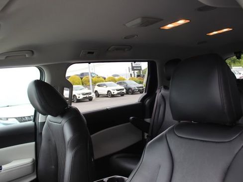 Used 2024 Kia Carnival EX FWD image 24