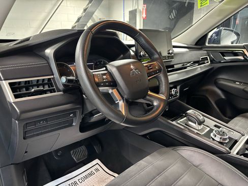 Used 2023 Mitsubishi Outlander SE Black Edition image 24