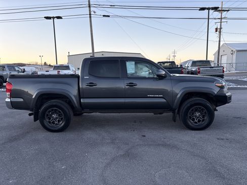Used 2017 Toyota Tacoma SR5 image 2