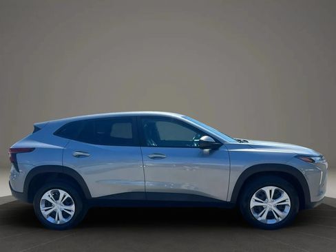 Used 2025 Chevrolet Trax LS FWD image 4