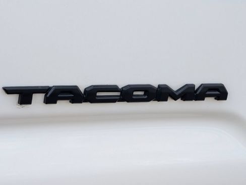 Used 2021 Toyota Tacoma TRD Off-Road w/ Technology Package AWD/4WD image 13