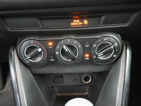 Used 2017 Toyota Yaris iA image 9