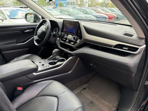 Used 2023 Toyota Highlander XLE AWD/4WD image 10