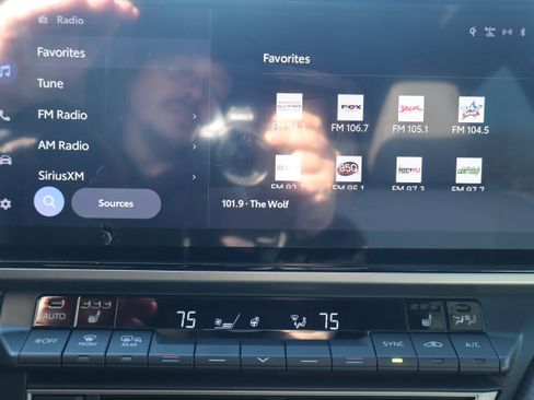 Used 2025 Toyota Camry SE w/ Multimedia Upgrade Package image 19