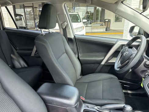 Used 2017 Toyota RAV4 LE FWD image 10