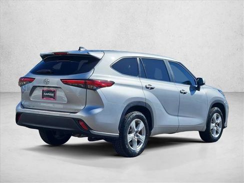 Used 2023 Toyota Highlander LE FWD image 8