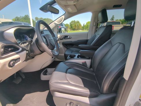 Used 2024 Chrysler Pacifica Limited FWD image 17