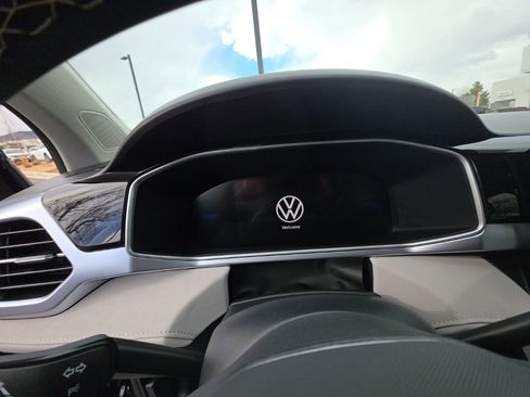 Certified 2025 Volkswagen Taos SE image 16