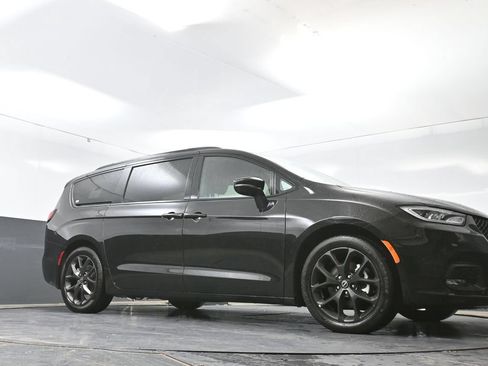 Used 2025 Chrysler Pacifica Limited FWD image 51