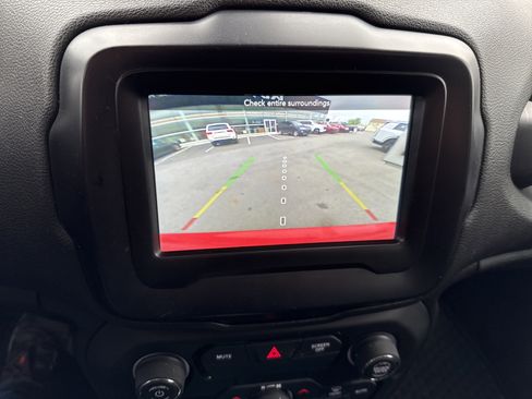 Used 2019 Jeep Renegade Latitude w/ Cold Weather Group AWD/4WD image 26