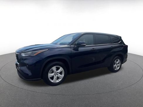 Used 2025 Toyota Highlander LE FWD image 8