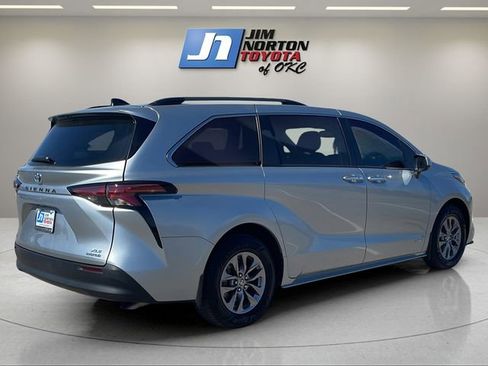 Used 2021 Toyota Sienna XLE image 5