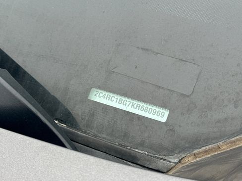 Used 2019 Chrysler Pacifica Touring-L image 8