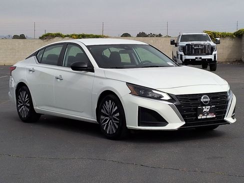 Used 2025 Nissan Altima 2.5 SV FWD image 11