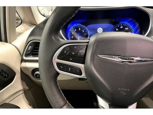Used 2024 Chrysler Pacifica Touring-L FWD image 10