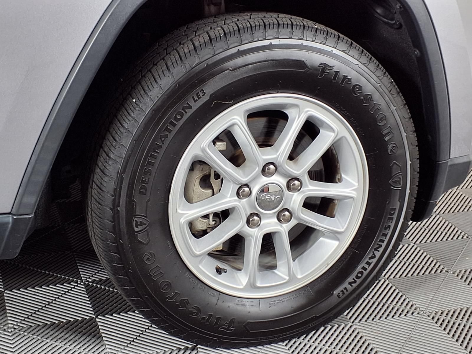 Used 2018 Jeep Grand Cherokee Laredo RWD image 30