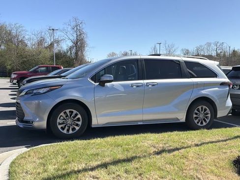 Used 2023 Toyota Sienna XLE image 3