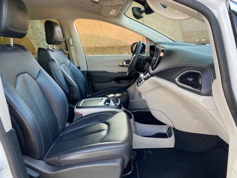 Used 2024 Chrysler Pacifica Limited FWD image 54