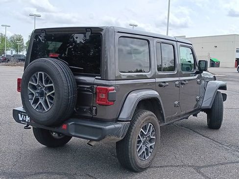 Used 2025 Jeep Wrangler Unlimited Sahara AWD/4WD image 5