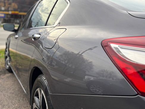 Used 2011 Subaru Outback 2.5i Limited image 40