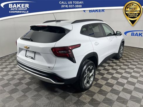 Certified 2024 Chevrolet Trax LT w/ Driver Confidence Package image 9