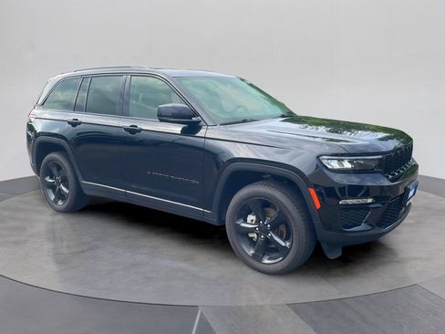 Used 2023 Jeep Grand Cherokee Limited w/ Black Appearance Package AWD/4WD image 3