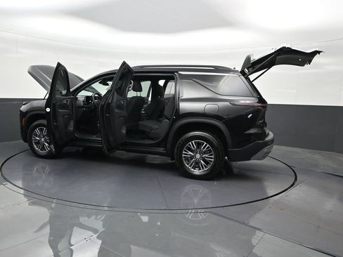 Used 2025 Chevrolet Traverse LT FWD image 37