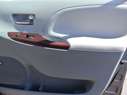 Used 2013 Toyota Sienna XLE w/ Premium Pkg image 24