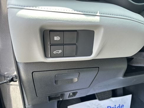 Used 2021 Toyota Highlander XLE AWD/4WD image 12