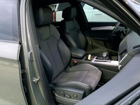 Used 2024 Audi Q5 e Prestige w/ Prestige Package image 8