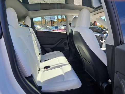 Used 2022 Tesla Model Y Long Range image 19