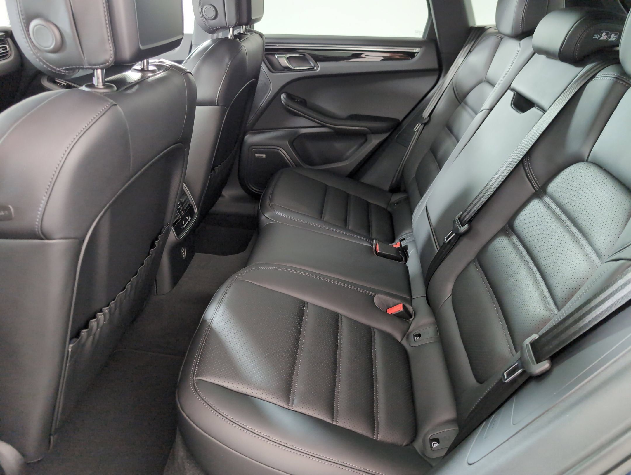 Certified 2025 Porsche Macan AWD/4WD image 19