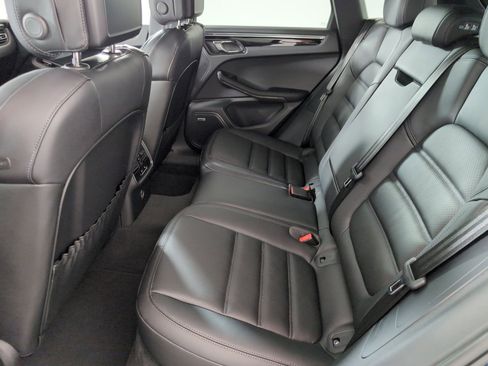 Certified 2025 Porsche Macan AWD/4WD image 19