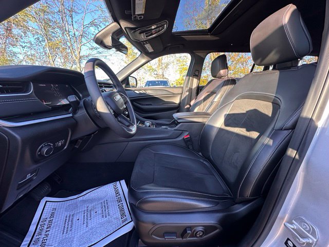 Used 2025 Jeep Grand Cherokee L Altitude AWD/4WD image 24