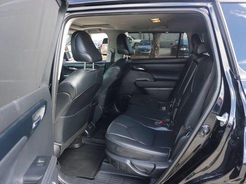 Used 2021 Toyota Highlander XLE FWD image 15