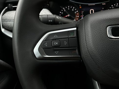 Used 2025 Jeep Compass Latitude image 34