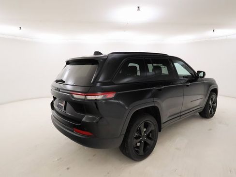 Used 2023 Jeep Grand Cherokee Altitude image 3