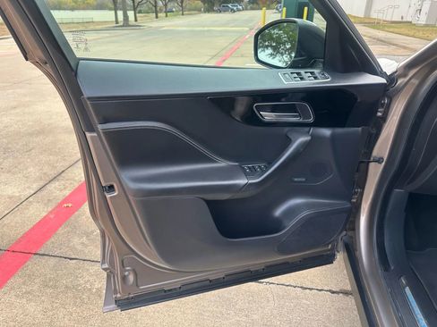 Used 2017 Jaguar F-PACE R-Sport image 19