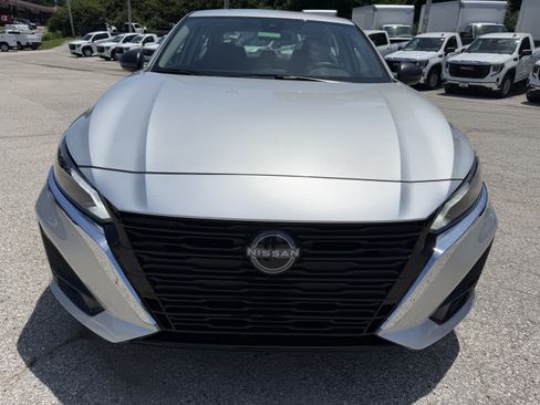 Used 2025 Nissan Altima 2.5 SV FWD image 2